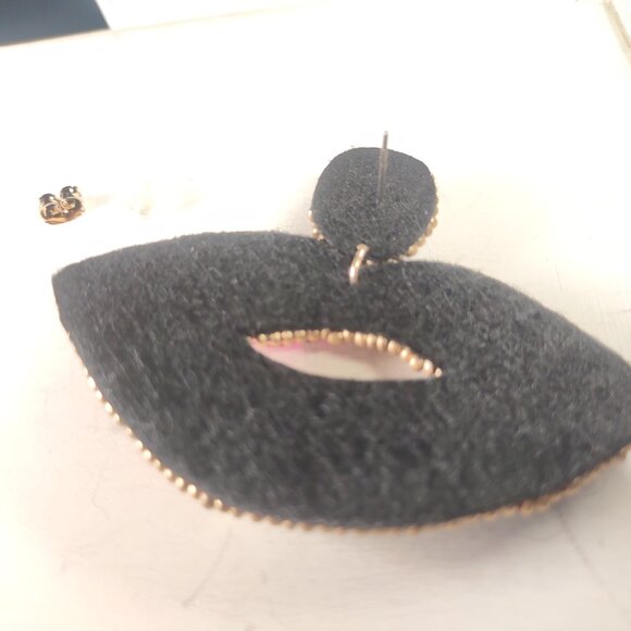 Southern Cuties Boutique Bead Embroidery Bold Lips Bling Earrings NWT - Picture 8 of 8